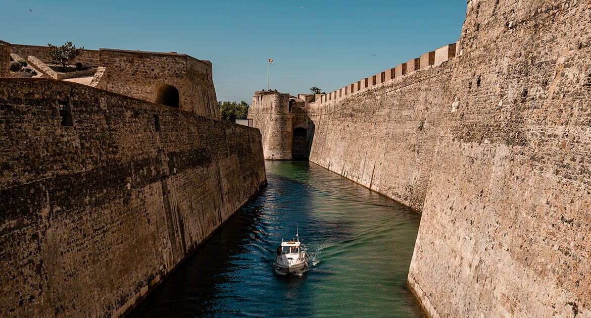 Barca navegando por el foso de las Murallas Reales de Ceuta