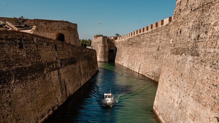 Barca navegando por el foso de las Murallas Reales de Ceuta