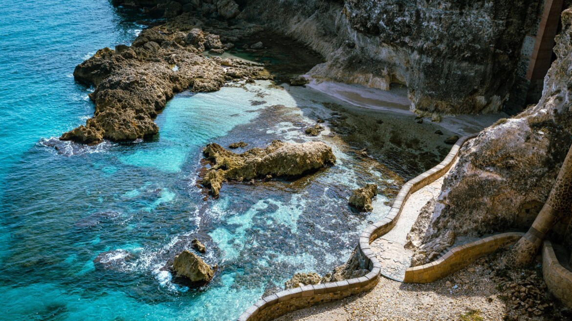 Cala de aguas turquesas junto a los acantilados de Melilla