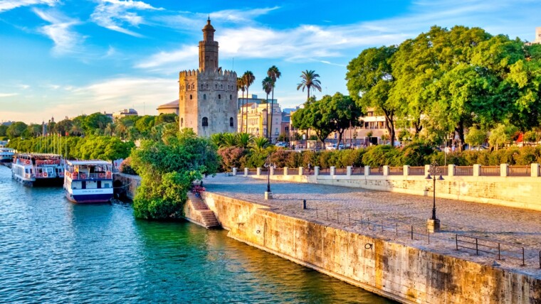 Torre del Oro de Sevilla junto al Guadalquivir, inicio de la ruta de tapas por el centro